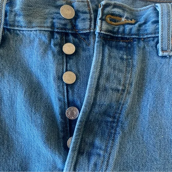 Classic Levi’s 501 Button fly Med wash straight leg jeans. EUC 33x32 - Picture 3 of 4